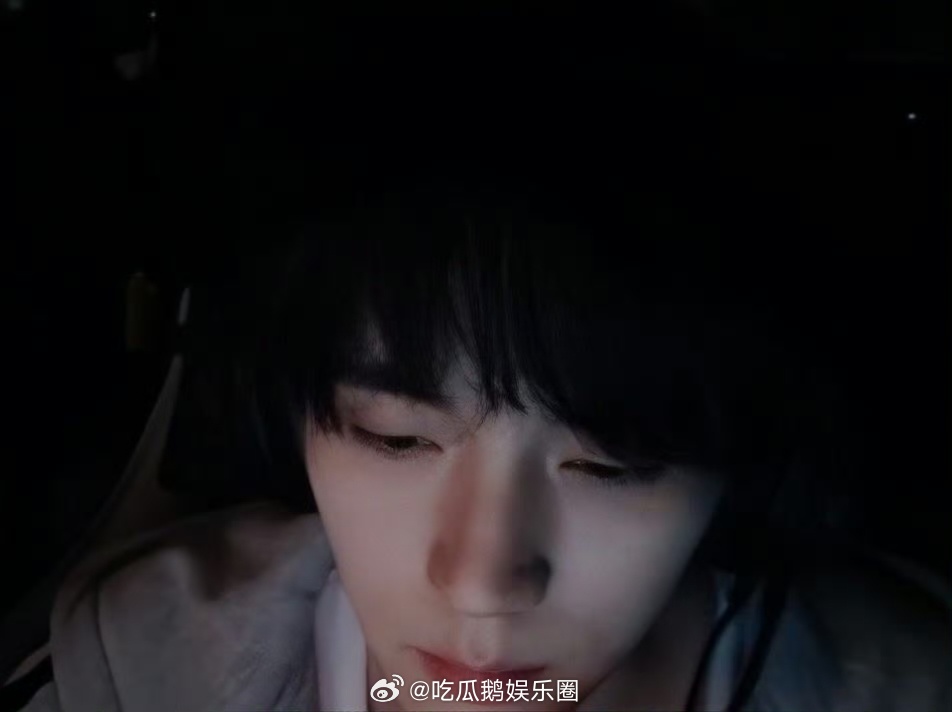 周翊然直播打游戏打游戏状态超绝，电竞男主非他莫属，期待新剧新歌新剧本 