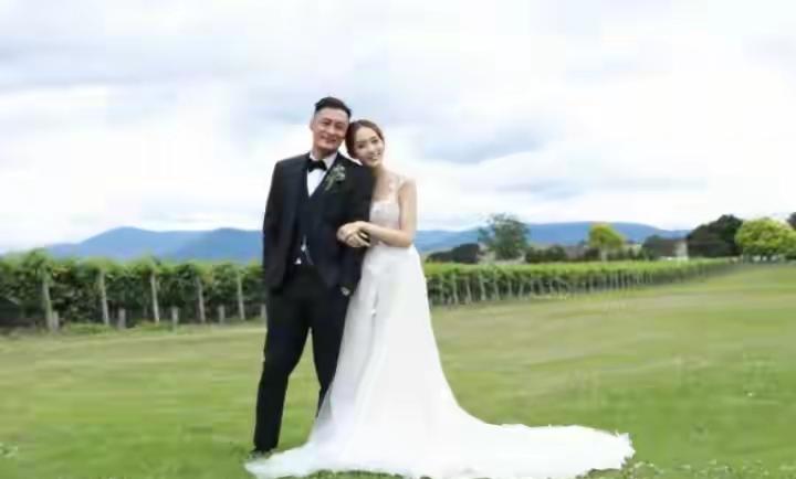 余文乐离婚宣布时间本来选在世界杯决赛后，想要降低热度，反而当天“四哥”谢贤去世消