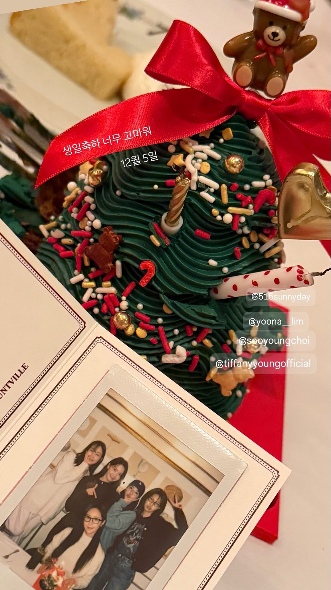 团聚庆祝Yuri生日的少女时代成员们