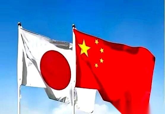 最近，中国国防部对外发出的一个明确警告，把亚太地区的窗户纸直接捅破了。
发言人的