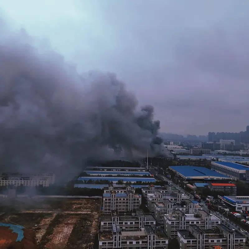 厂房火灾可不是小事，应对措施得牢记。
起火初期，发现火情的人员要赶紧拨打119报