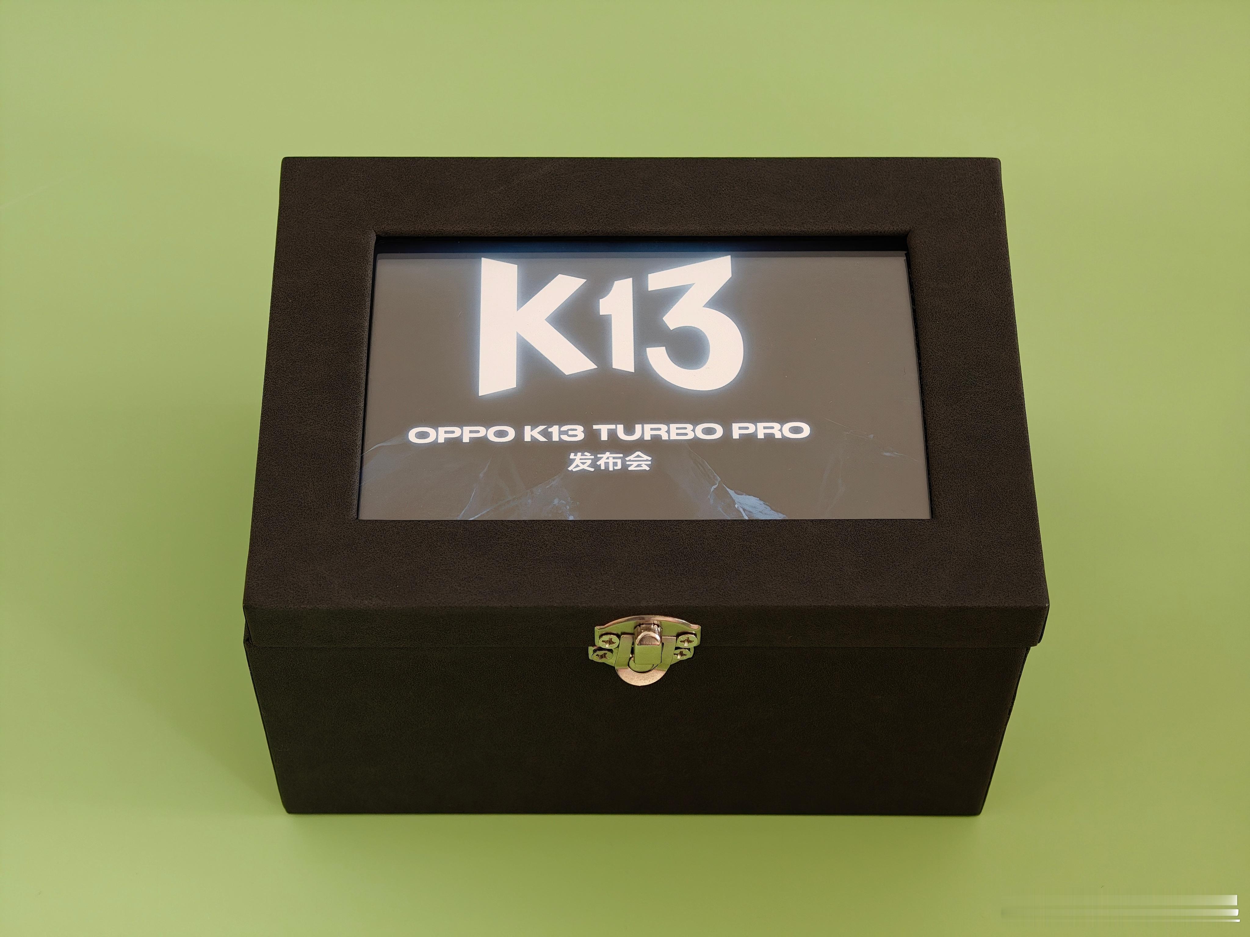 K13 Turbo的邀请函有点炫酷的，这个Trent900发动机涡轮模型通电后直