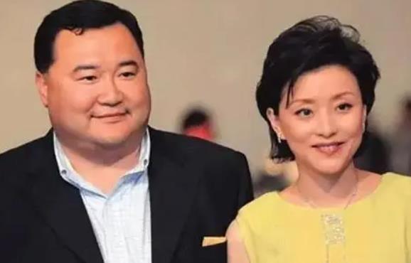 当年，杨澜拒绝了500亿的爱情，却嫁给了只有500万的吴征。

1994年，吴征