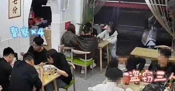 “太狂了！” 成都彭州，三名男子“拉车门”盗窃得手，跑去小馆子嗦粉庆祝，边吃边聊