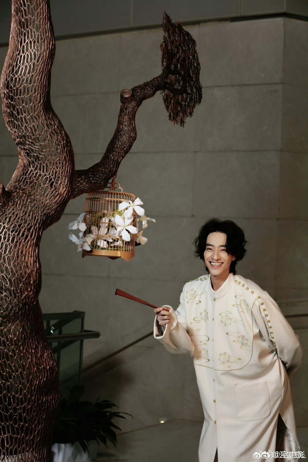 不得了郑云龙唱美声了 笑不活了！郏杰辰穿卡通圆 T 唱美声，这画风分裂感，难怪说