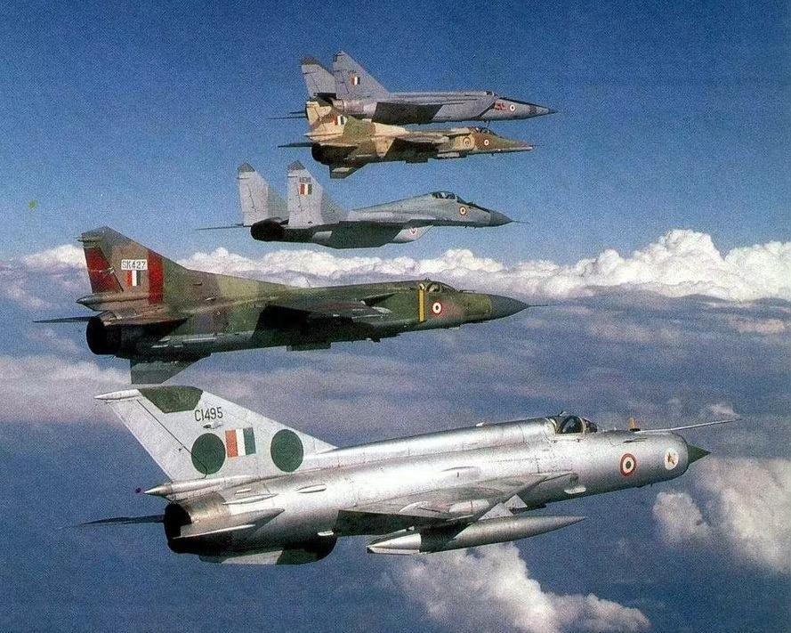 40年前的印度空军，和2026年的印度空军相比，要说进步确实很大，毕竟主流机型从