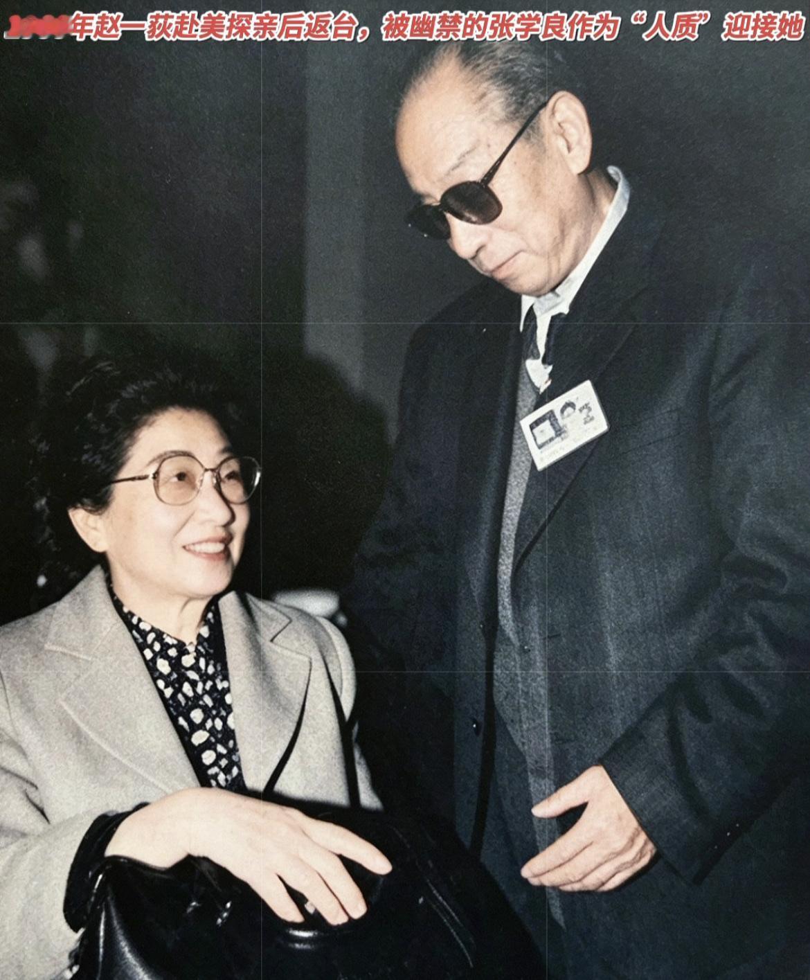 老照片拍摄于1966年的中国台湾桃园机场，被幽禁的张学良，前来迎接从美国探亲归来
