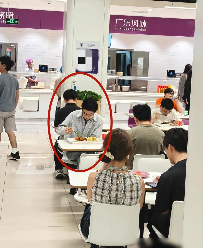 庞众望现身清华大学食堂吃饭，穿衣打扮好普通关键是对面的一对情侣也是大咖，彼此居然