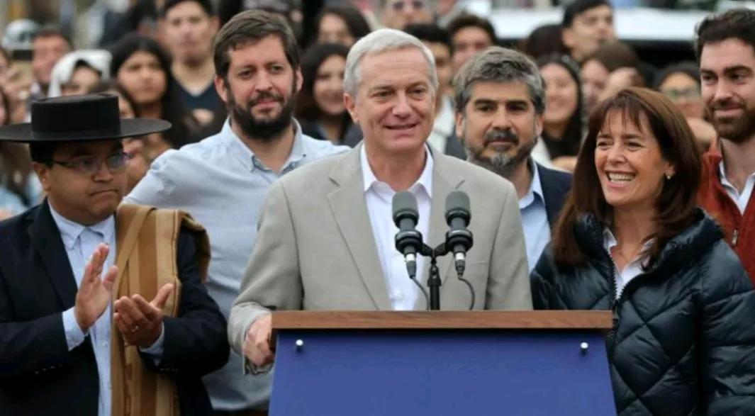 欧洲新闻网报道，当地时间19日，智利极右翼当选总统卡斯特宣布，在明年3月他正式上