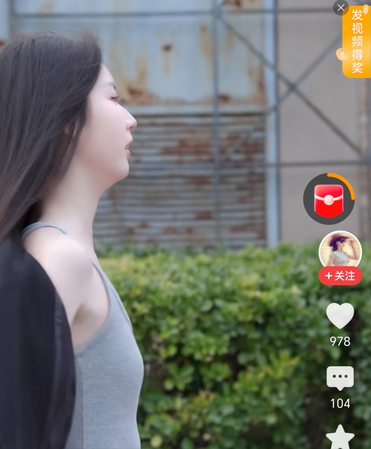 有人说这个女生就是刘亦菲的翻版，太美了。
但也有人说，上帝是公平的，打开了一扇窗