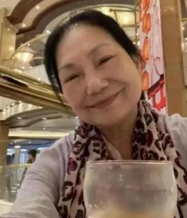 小S老公给大S女粉丝发大S出殡照，S妈夸女婿善良正派，所以容易被利用！
 
这真