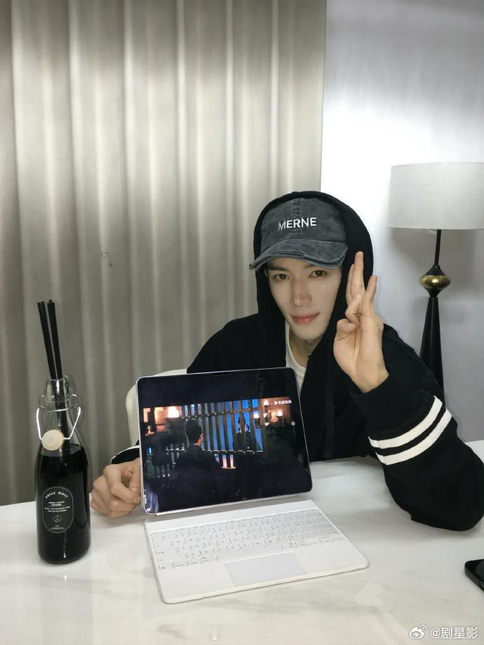 王星越掐指一算   王星越《唐宫奇案》剧外也在掐指一算，看看这个局中局探案如何找