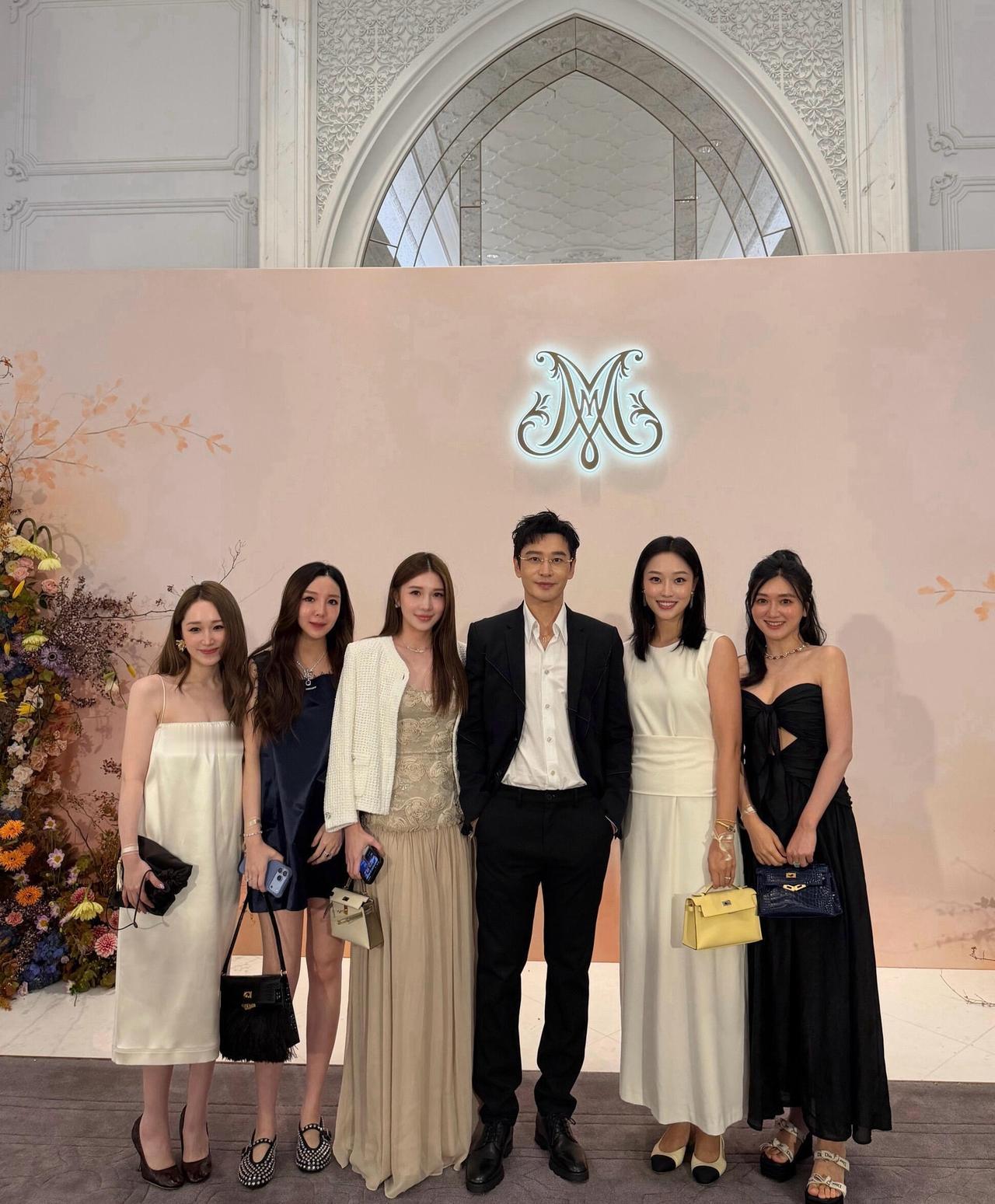 婚礼办多次很正常
普通人结婚，两个人如果不是一个地方的
半三次的也有，男方婚礼，