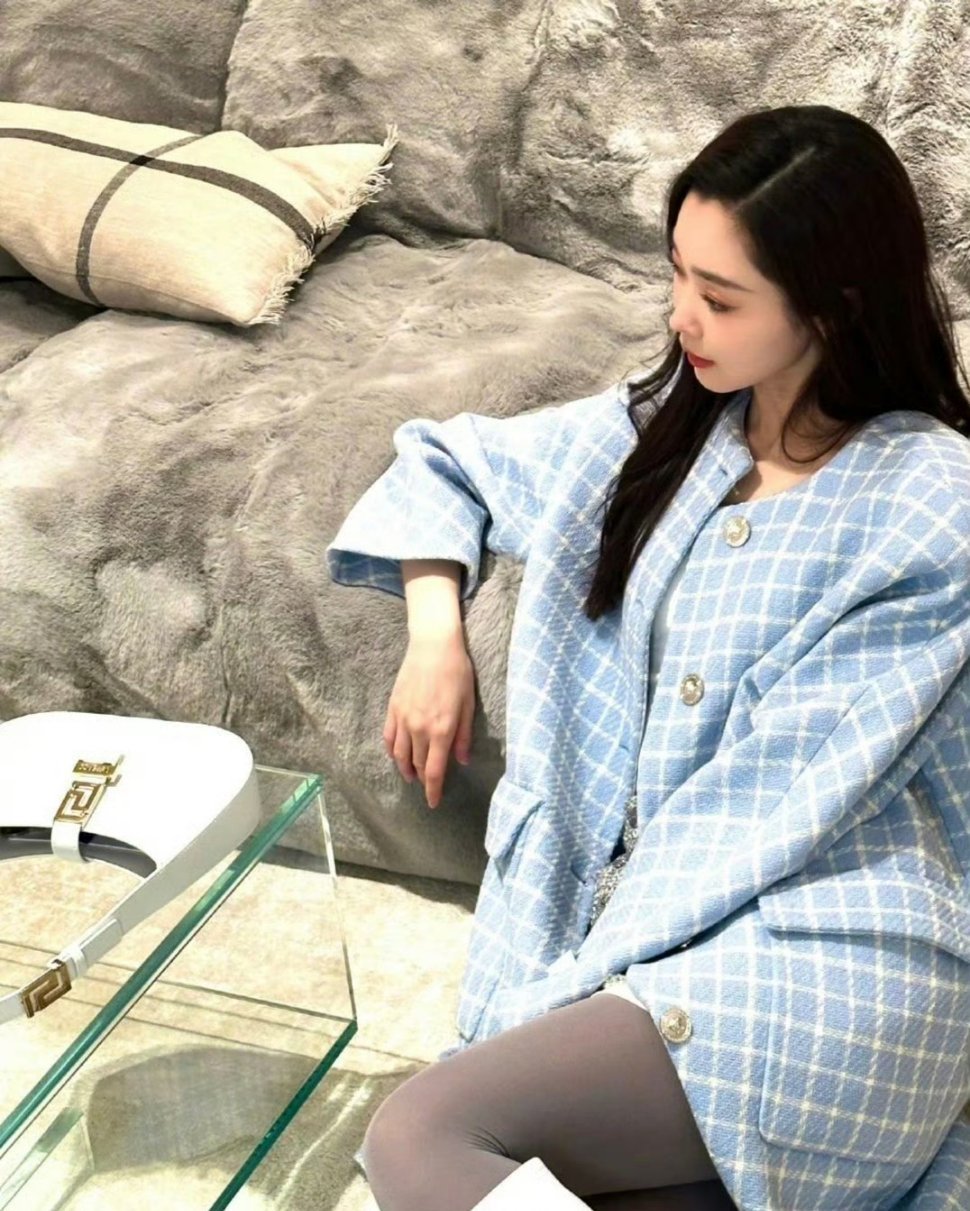 没有第三人吃过那就是只有白敬亭和宋轶吃过的意思嘛，之前被扒出来同款沙发茶几疑似同