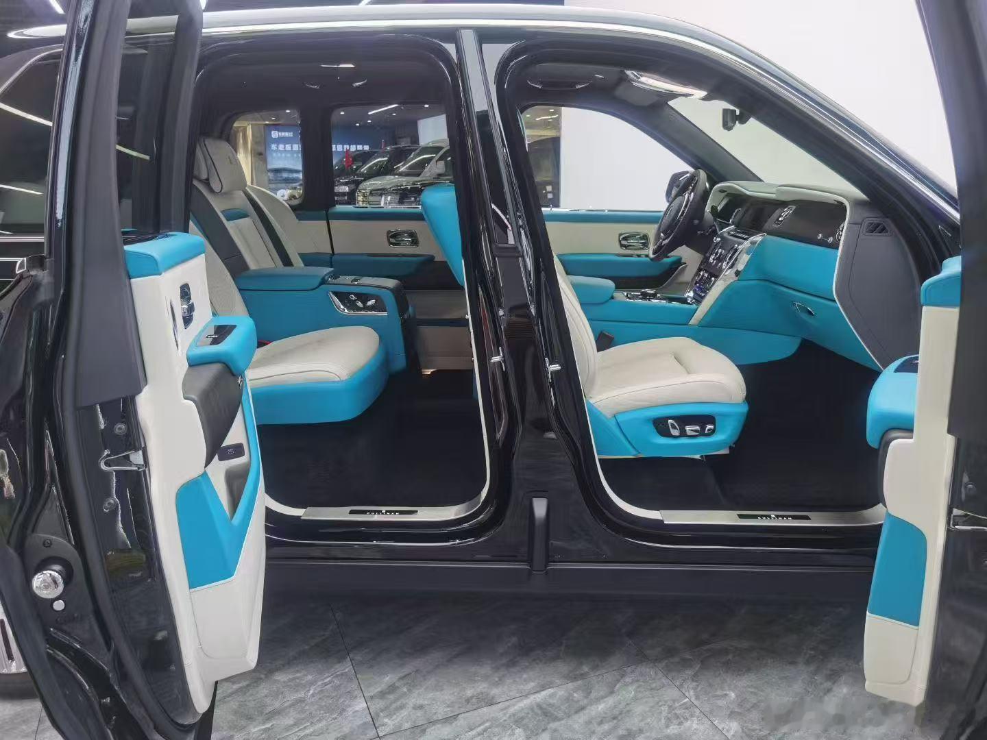 库里南，24年上牌、9000公里，绝美绿松石白色双拼内饰，四座星空顶，带高级音响