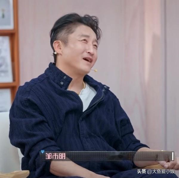 主持人李艾问邹市明：“自从你们夫妻共同参加节目之后，你觉得自己有进步吗？”

邹
