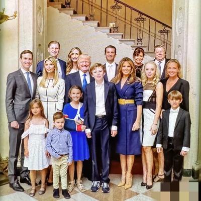 特朗普膝下那么多的子嗣，个个郎才女貌，马上快80的他，如今坐着可能是他政治生涯最