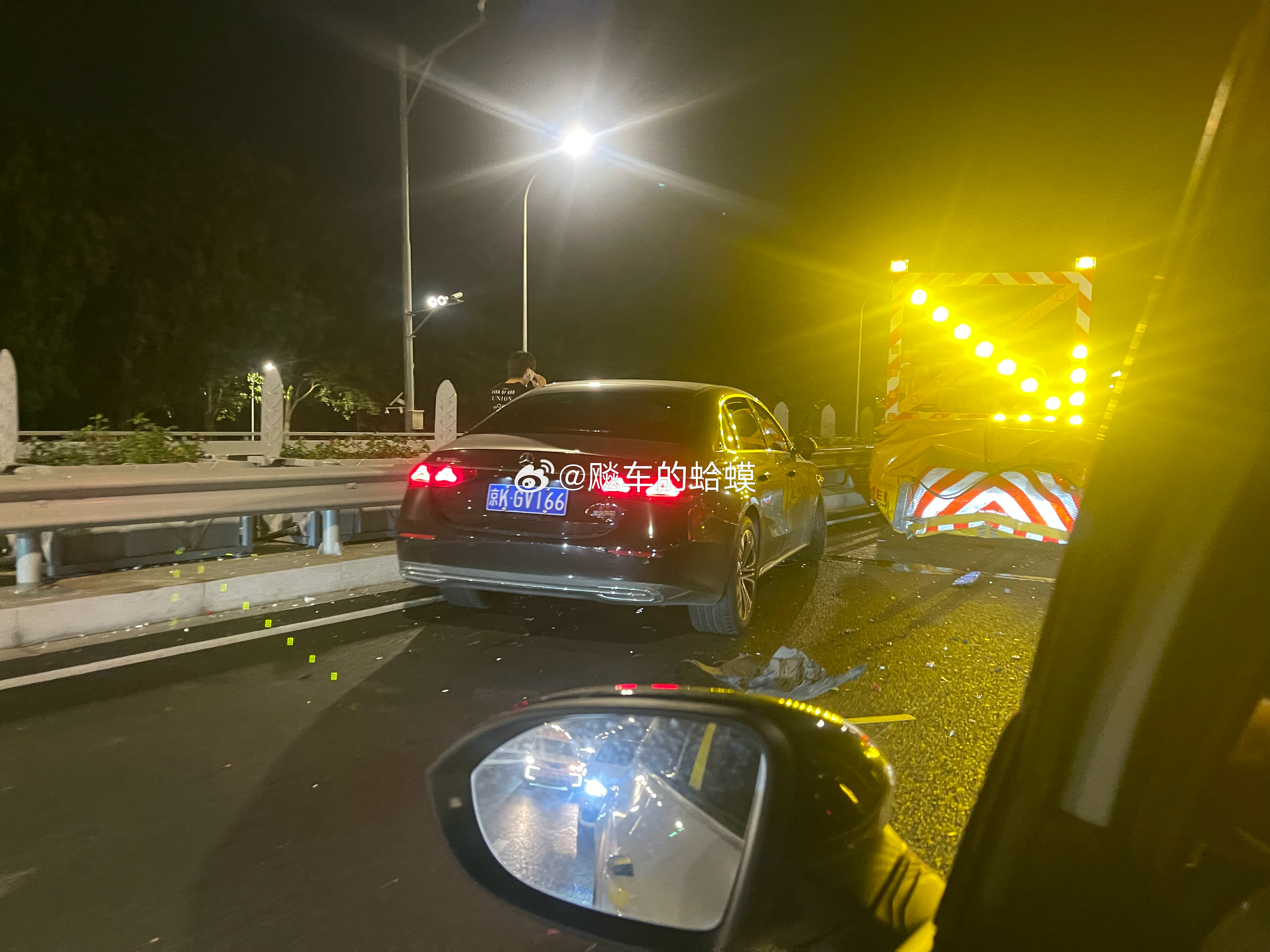 图自网友：南四环奔驰把这闪着大箭头的工程车撞了，喝了？ 