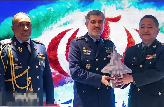 伊朗突然收到我们的武官赠送给伊朗的歼20模型。
也就是伊朗的空军司令亲自接见了我