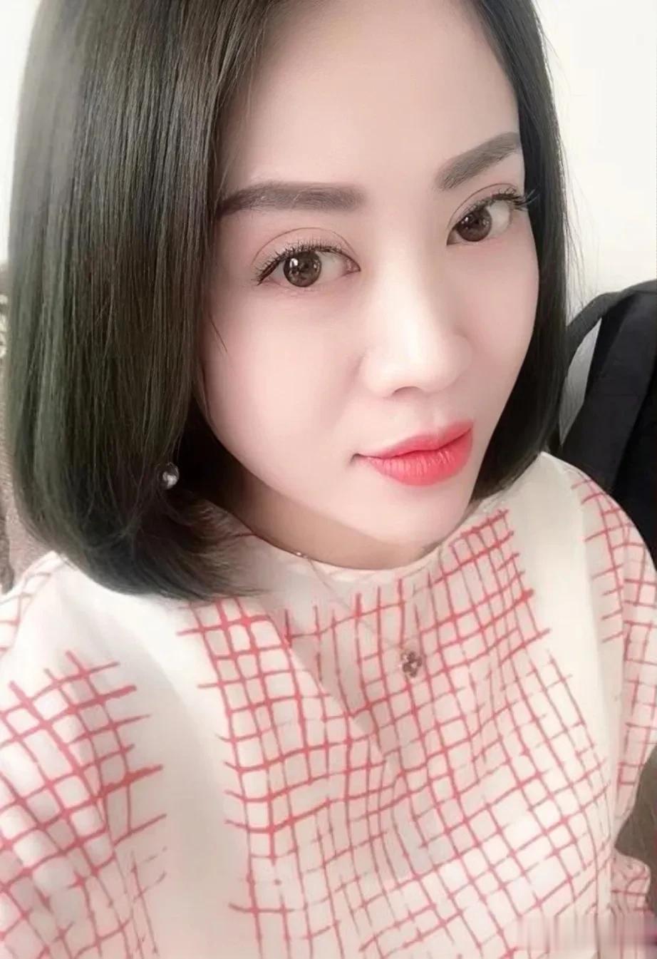 知名二人转演员温美玲直播，一位粉丝留言说:姐，我已经走投无路了，求你帮帮我，能不
