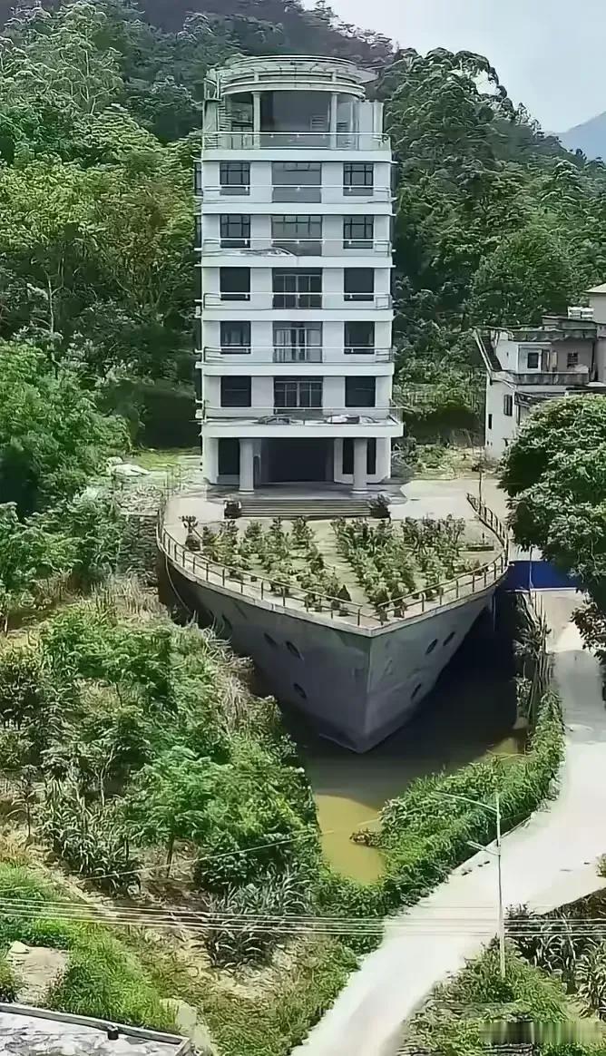 媒婆：他家可有钱了！在山里建有一艘游轮！