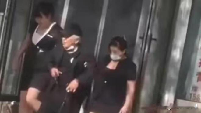 北京，60多岁大爷到按摩店点了2名女技师为其服务，可谁知在按摩过程中，大爷突然浑