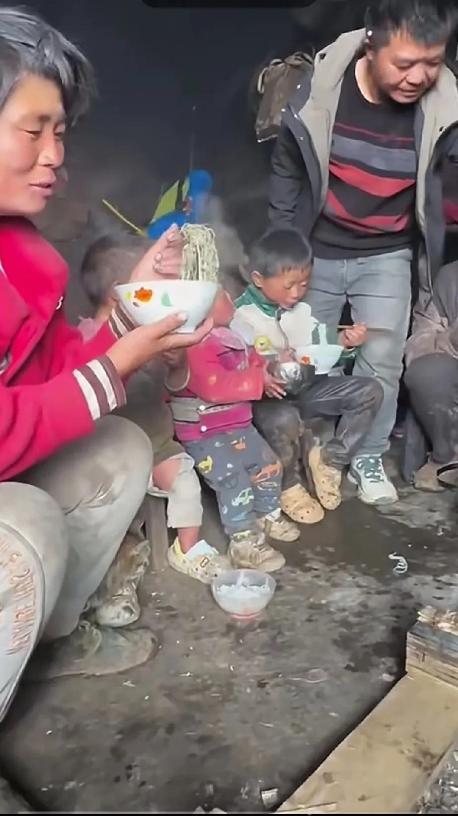 穷不可怕，怕得是懒，这几个小孩这么脏，
看着都是很好带，很听话的宝宝。
出生在这