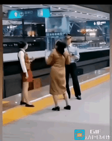 女人坐动车，紧赶慢赶还是晚了，动车门已经彻底关了，这个时候没有特殊情况是不会开门