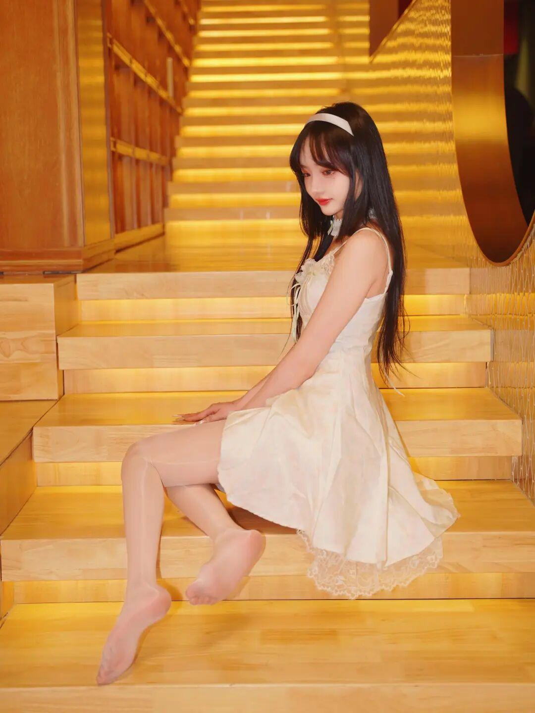 这组照片呈现出纯欲甜美的少女氛围感，暖光与柔白交织，尽显灵动娇俏。
人物与穿搭