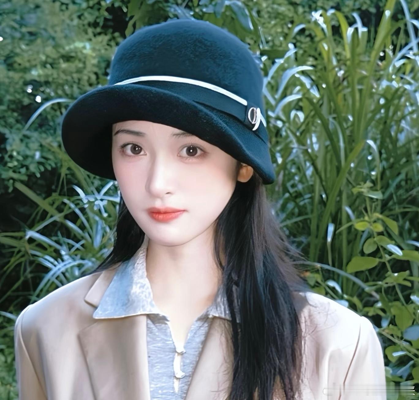 沈月 月月有着独一份的明媚跟忧伤，这两种感觉在她身上融合的好好，诠释了不一样美和