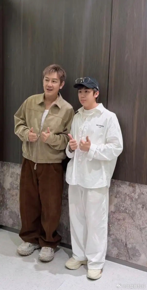 陈浩民带三个女儿在深圳发廊剪头发，女儿们身穿同款紫色上衣，剪了同款齐刘海发型，看