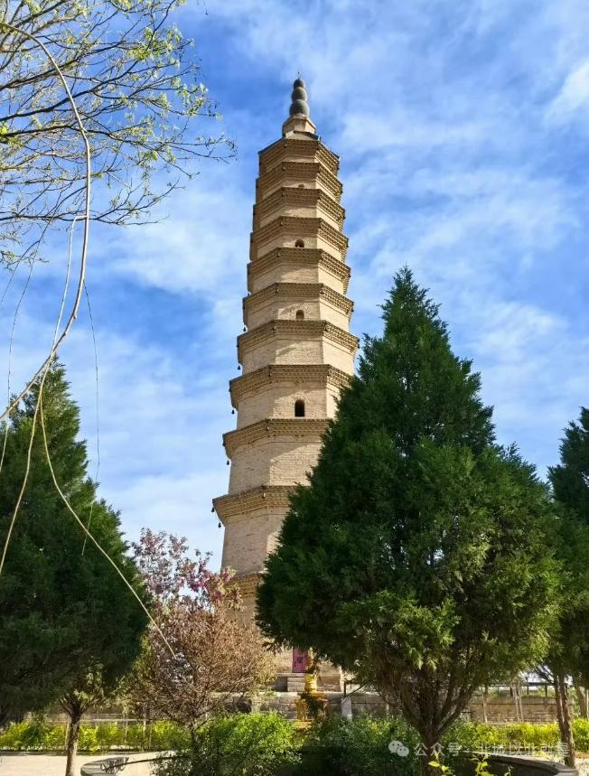 我为鸣沙唱支歌
作者 黄学勤（再修改版1/1）
乙巳年冬月

养马湾的朝阳喷薄出