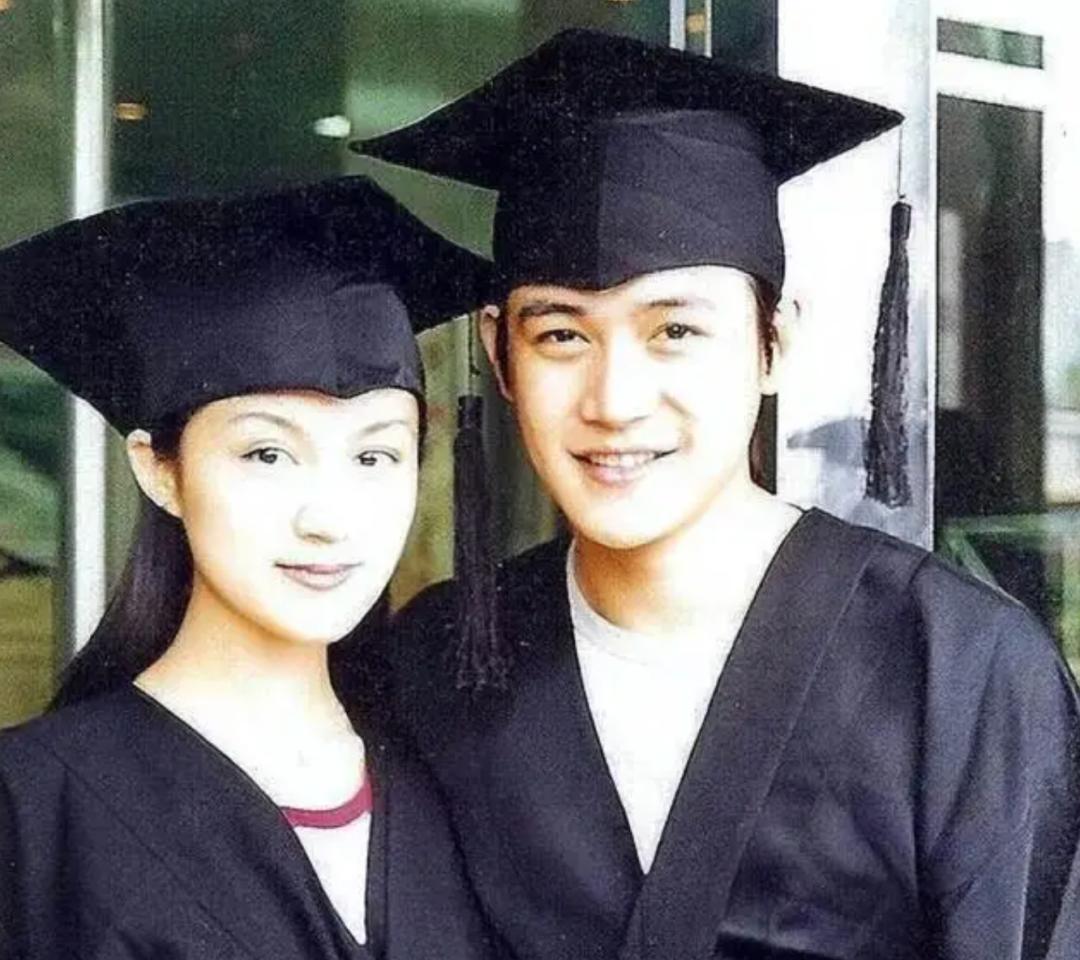 我说说婚姻稳定甜蜜的几对明星夫妻：
1、陆毅鲍蕾
鲍蕾是个很会投资的人，就连郭京