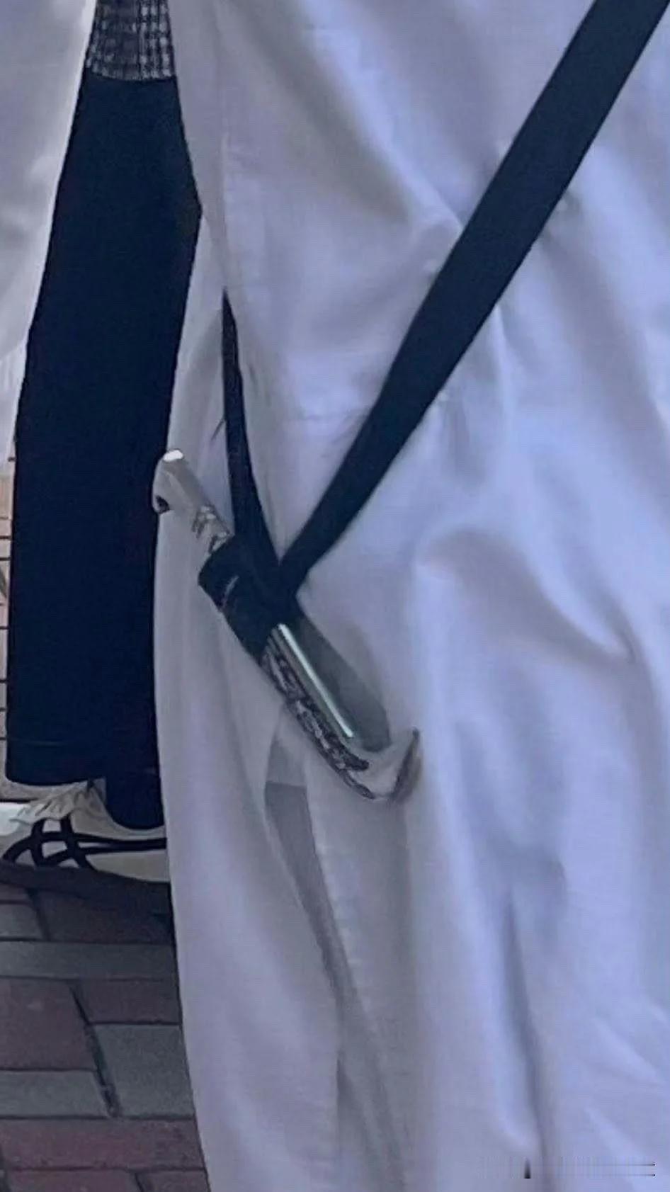 除了云南的少数民族
香港街头，这些人也可以出门带刀在身上
你知道他们是什么人吗？