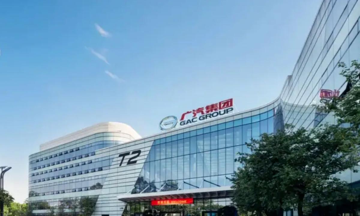这几天，汽车行业热搜不断，尤其是广汽和一汽“联姻”，让人嗅到不寻常的信号。

一