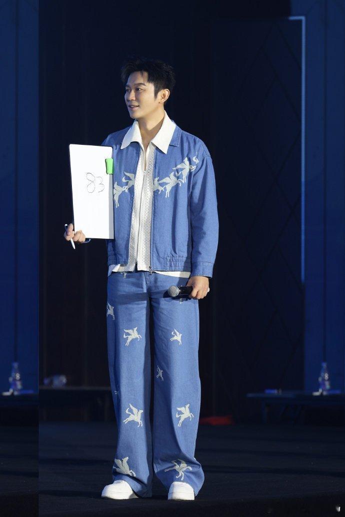 李晨郑恺跳舞越努力越心酸李晨郑恺你俩被威胁了就眨眨眼这俩李晨郑凯努力学习跳舞的样