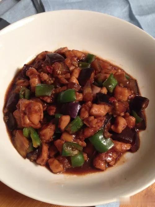 #记录我的2023# 
#十月美食录# 
食材：茄子、鸡腿
•
做法
1.茄子切