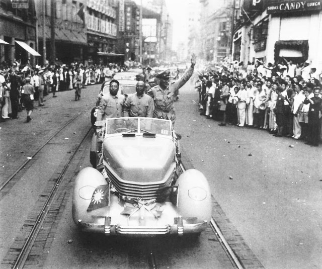 1945年9月，上海南京路，抗战胜利游行。 ​​​