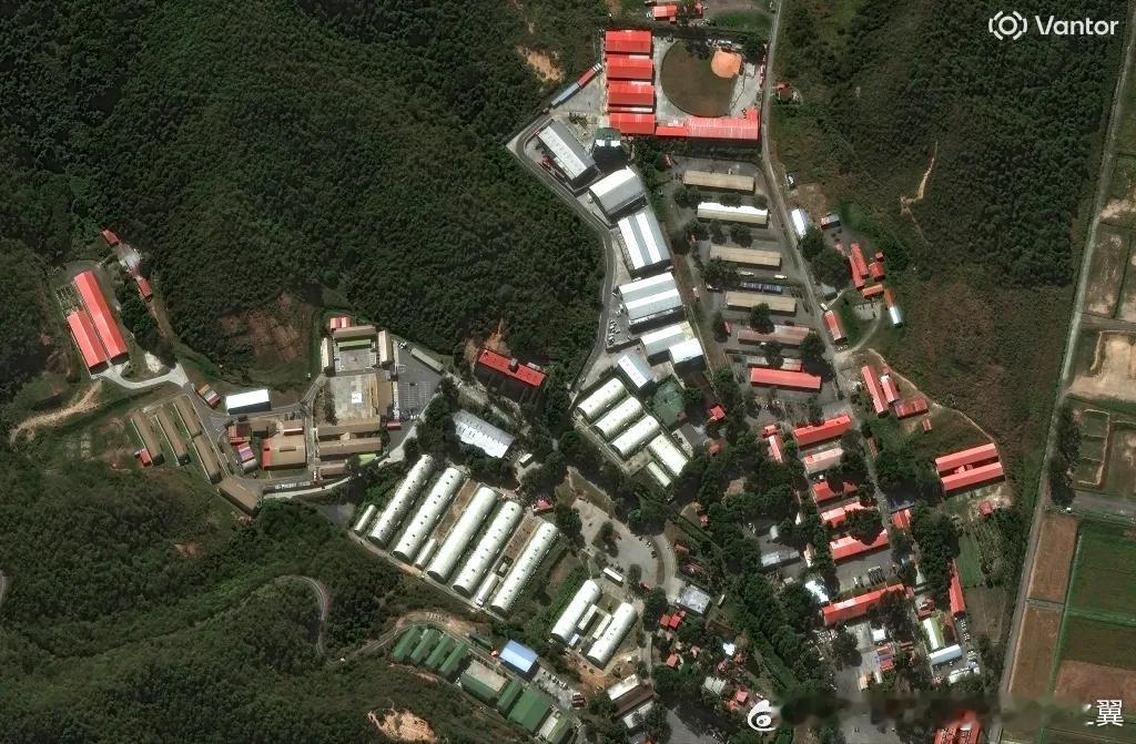 美委冲突委内瑞拉首都加拉加斯的蒂乌纳堡在袭击前后的卫星照片对比。卫星照片显示，原