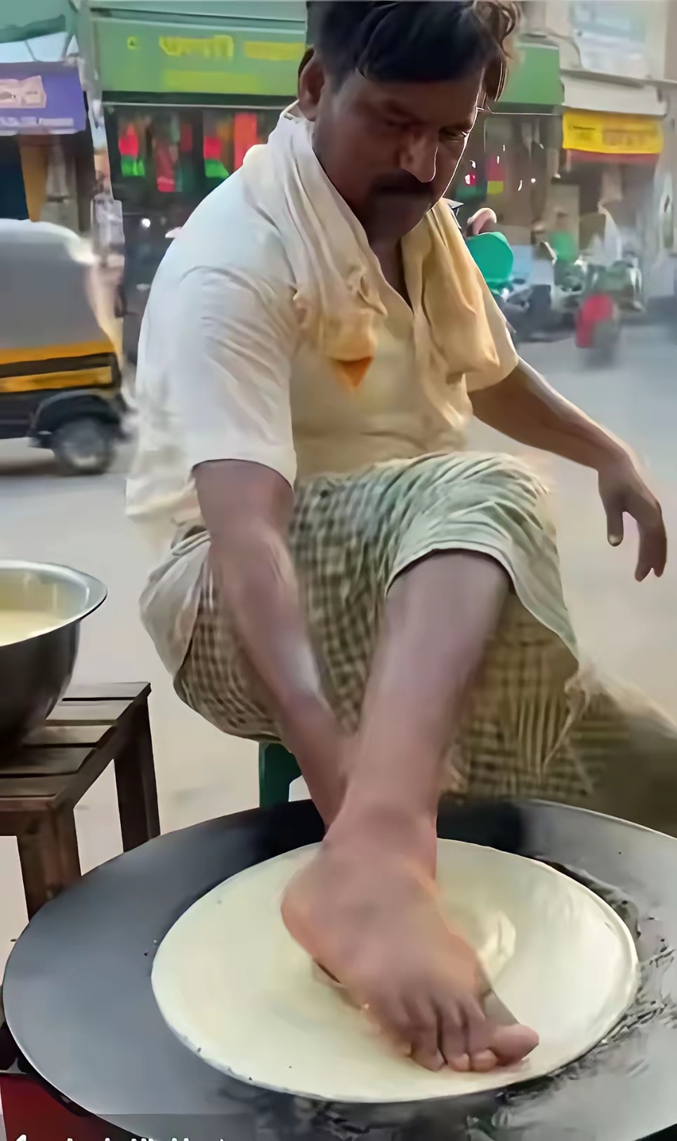 女子去印度，专门找了一家印度飞饼。想体验一下印度美食。 