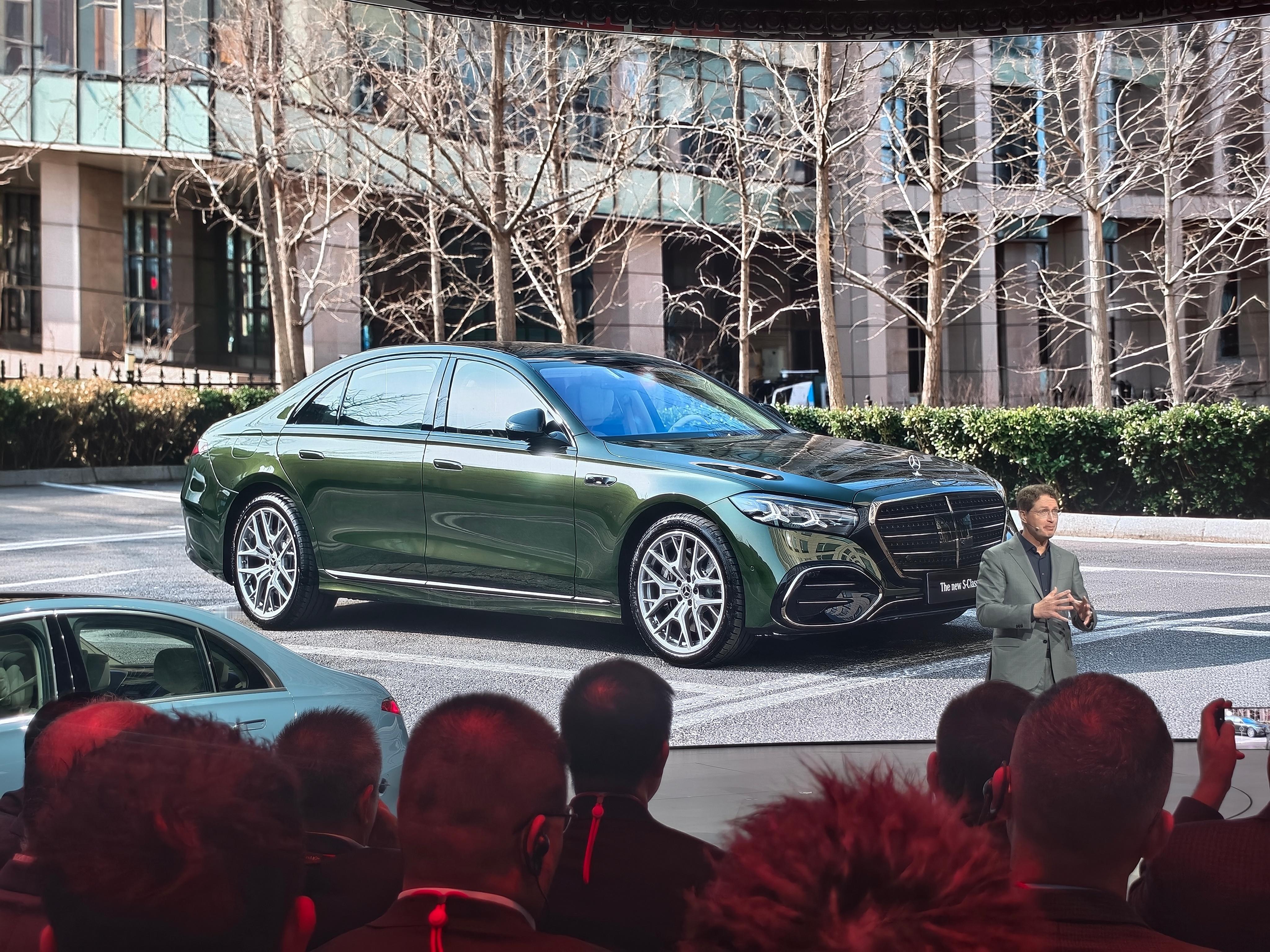 我去康师傅身后这个绿色 S 好帅，虽然是上发布会的图片，但看上去感觉也没怎么精修