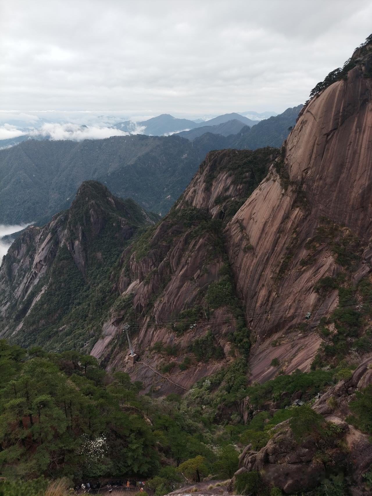 四月份去黄山，不是多云就是下雨，但是，下小雨天数很多。我活了45岁，第一次爬黄山