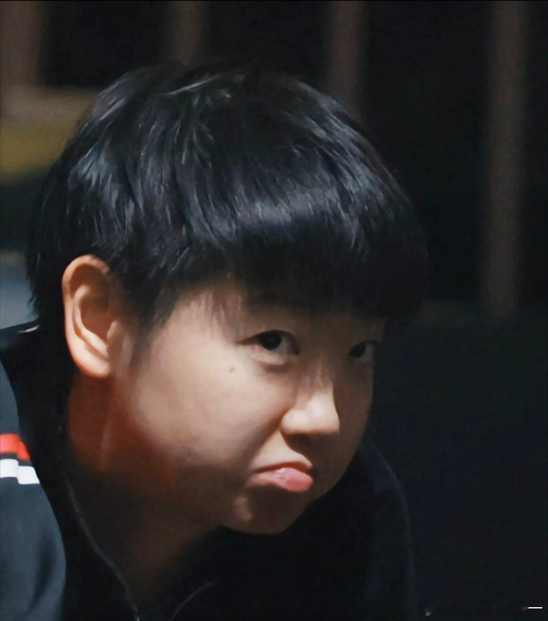 孙颖莎躲在马琳身后撇嘴又被莎莎这可爱的小表情征服了