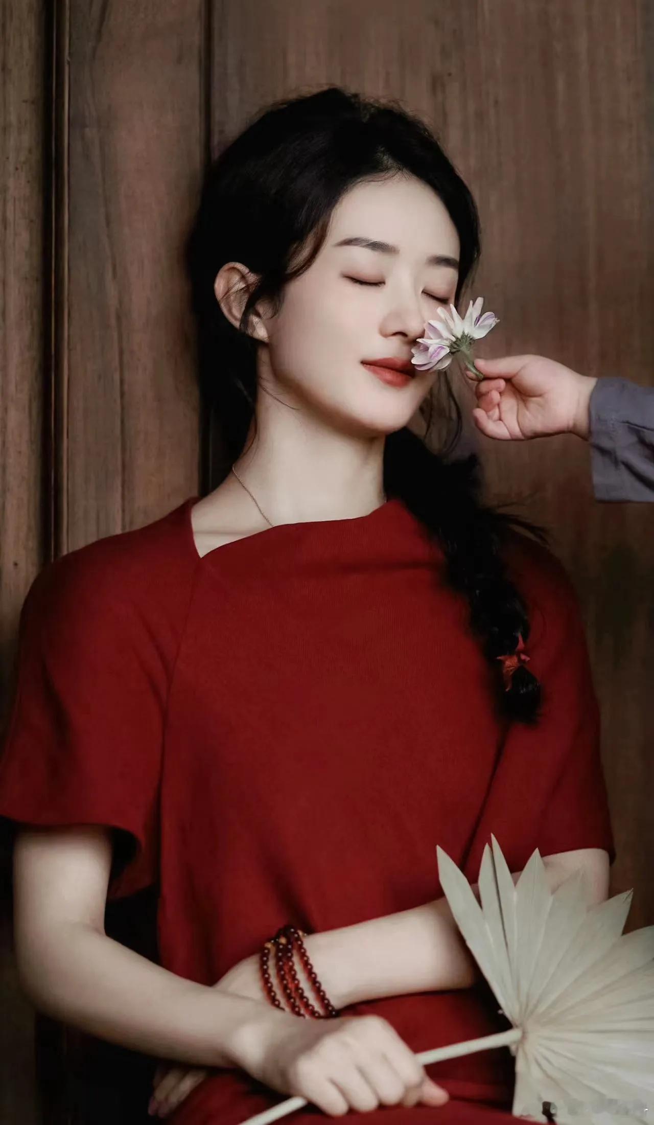 赵丽颖比任何人都爱惜自己的羽毛赵丽颖用二十年从龙套到顶流，不蹭热度不炒CP，每部
