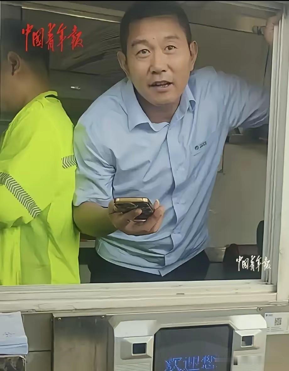 湖南怀化蓝天救援队从广西贵港救灾返程，在收费站下高速时准备缴费，没想到工作人员直