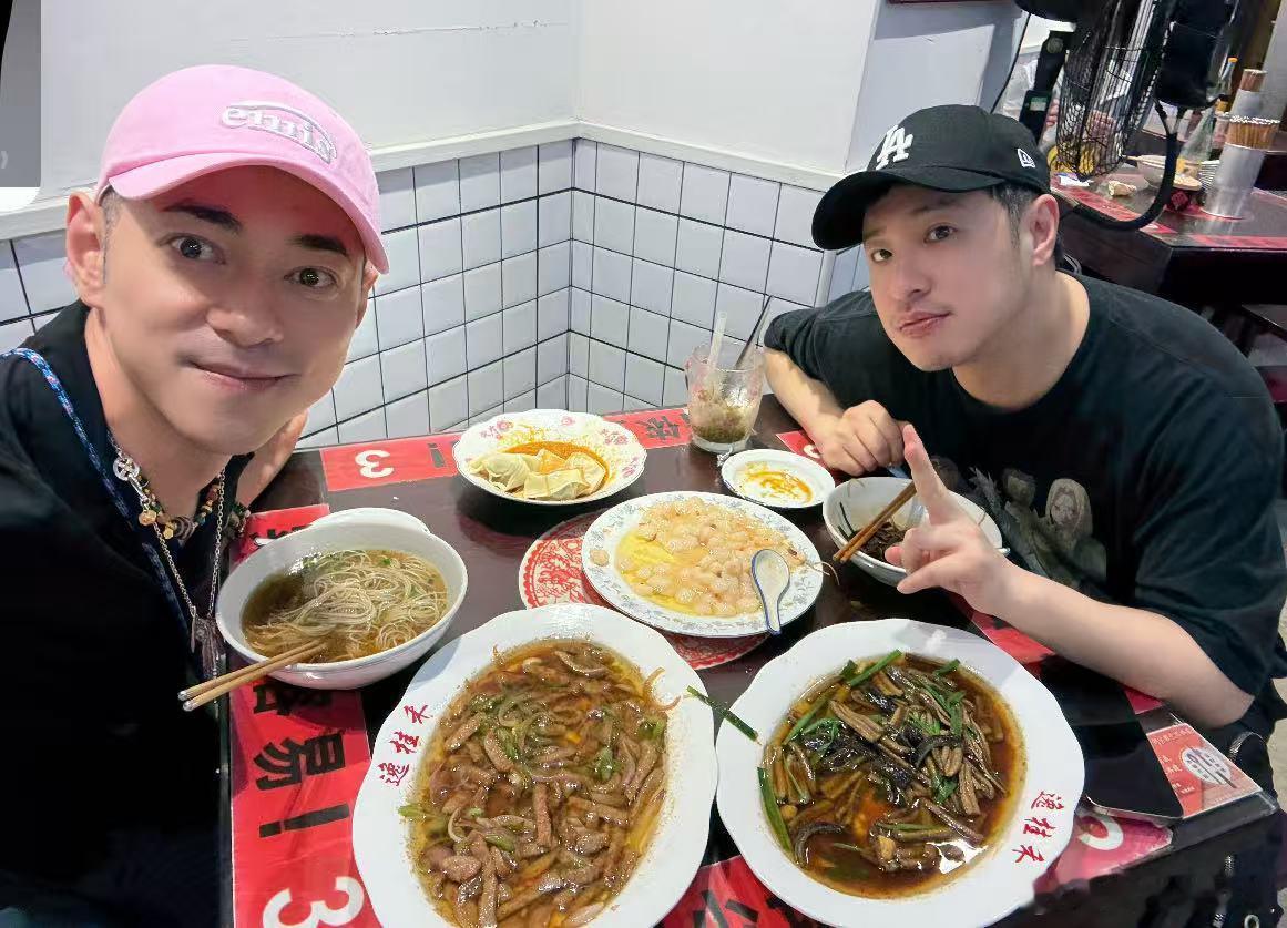 潘玮柏 老板选个下饭点的照片 老板，我已经写好了辞职信，理由就是：公司没有提供足