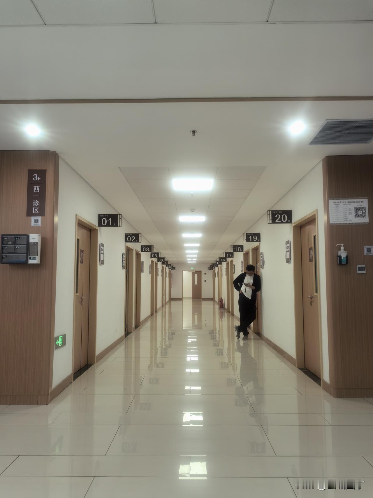 排队候诊，趁此间隙给大家聊聊我的教训。

请了10天假，连上周末休息了12天，脚