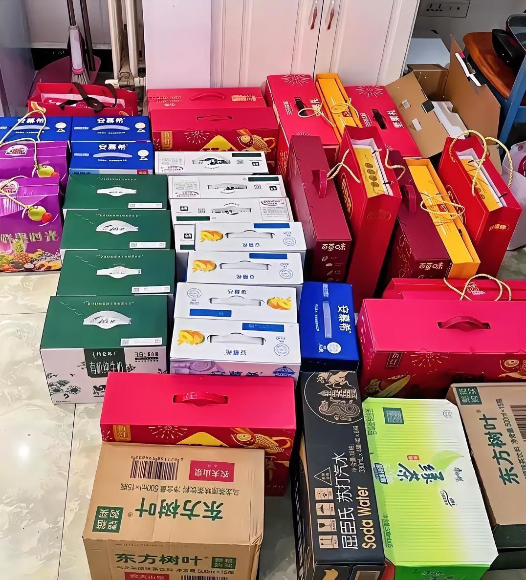 刷到好多人吐槽：最讨厌正月走亲戚，你拿两样破东西来，我忙一桌菜，还得陪假笑。
