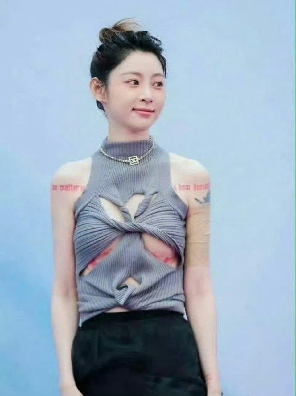 痞幼的生图来了，这衣服的设计有点复杂啊，好奇是怎么穿的  