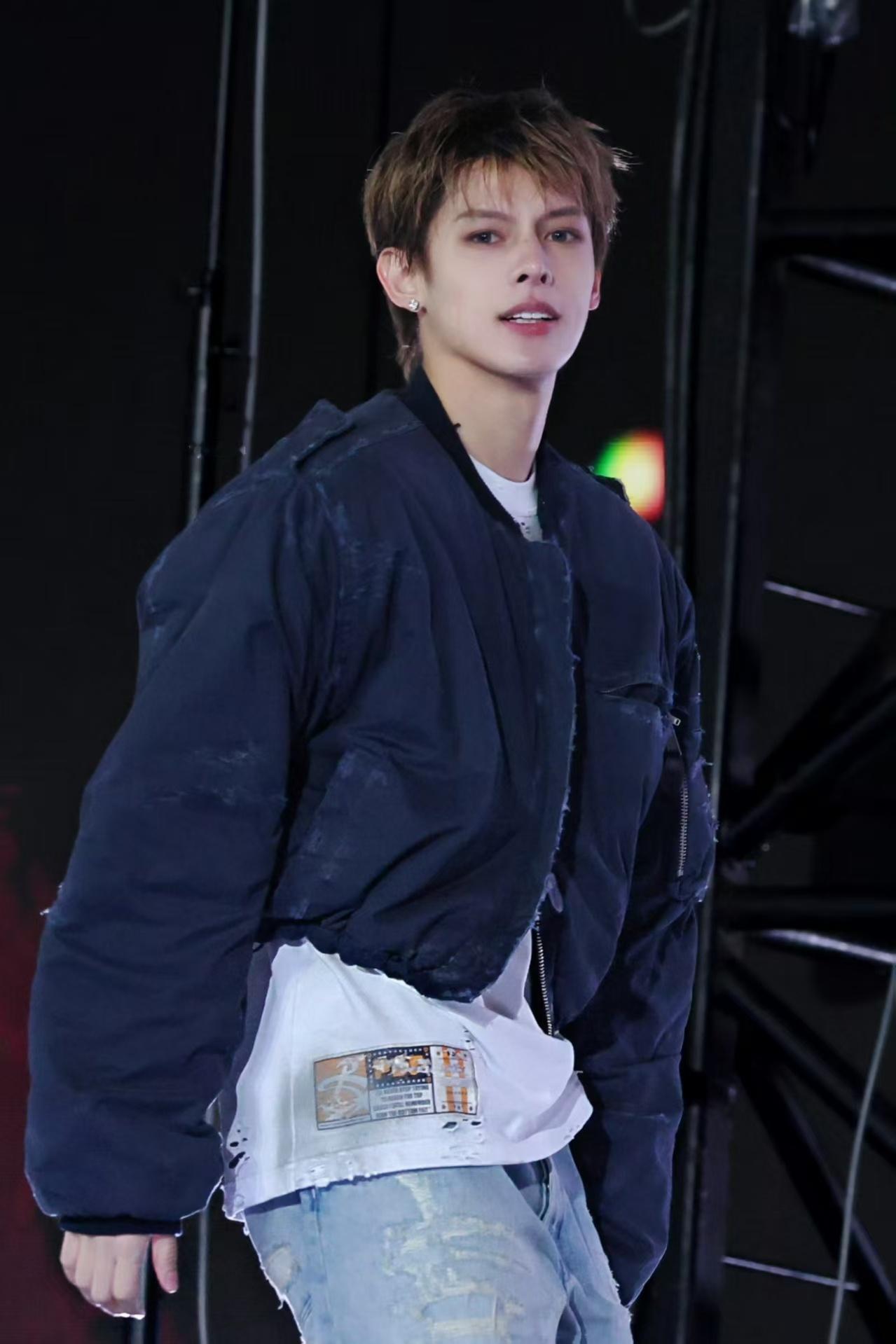 赵雨凡JAMES 🦅赵雨凡 好漂亮的詹咪，怎么会有台上台下这么不一样氛围的人呢